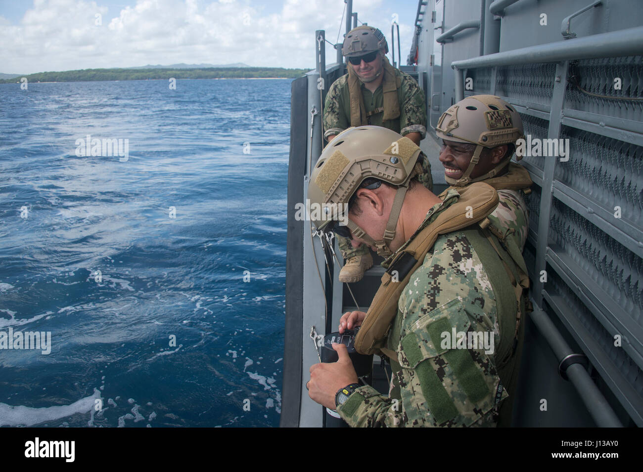 Les marins affectés à l'unité mobile de destruction des engins explosifs (EODMU 5) surveiller un véhicule sous-marin sans pilote du côté d'une MK VI le bateau de patrouille au large de Guam le 12 avril 2017. EODMU 5 et 3 Escadron fluviales côtières sont coordonner ensemble pour utiliser les fonctionnalités de la MK VI le bateau de patrouille de la mission des opérations de neutralisation des explosifs dans le cadre de la planification et l'exécution du commandant de la Force 75. (U.S. Caméra de combat de la marine photo par la communication de masse 3e classe Spécialiste Alfred A. Coffield) Banque D'Images