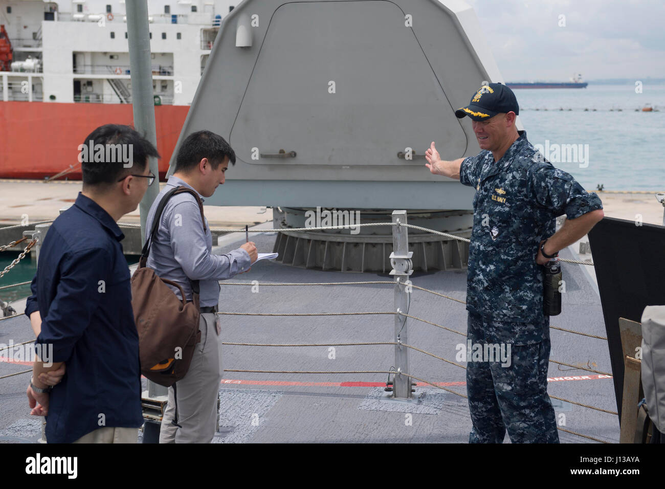 170412-N-PD309-024 LA BASE NAVALE de Changi, Singapour (12 avril 2017) Le Cmdr. Scott Larson, commandant du navire de combat littoral USS Coronado (LCS 4) traite des systèmes d'armes du navire avec les membres des médias locaux au cours d'une visite à bord de Coronado. En ce moment sur un déploiement de rotation en 7e Flotte des États-Unis zone de responsabilité, Coronado est un navire de guerre rapide et agile sur mesure pour patrouiller les eaux littorales de la région et travailler à coque coque avec des marines, partenaire fournissant 7e flotte avec les capacités flexibles dont elle a besoin maintenant et dans l'avenir. (U.S. Photo par marine Spécialiste de la communication de masse de la classe 3e deve Banque D'Images