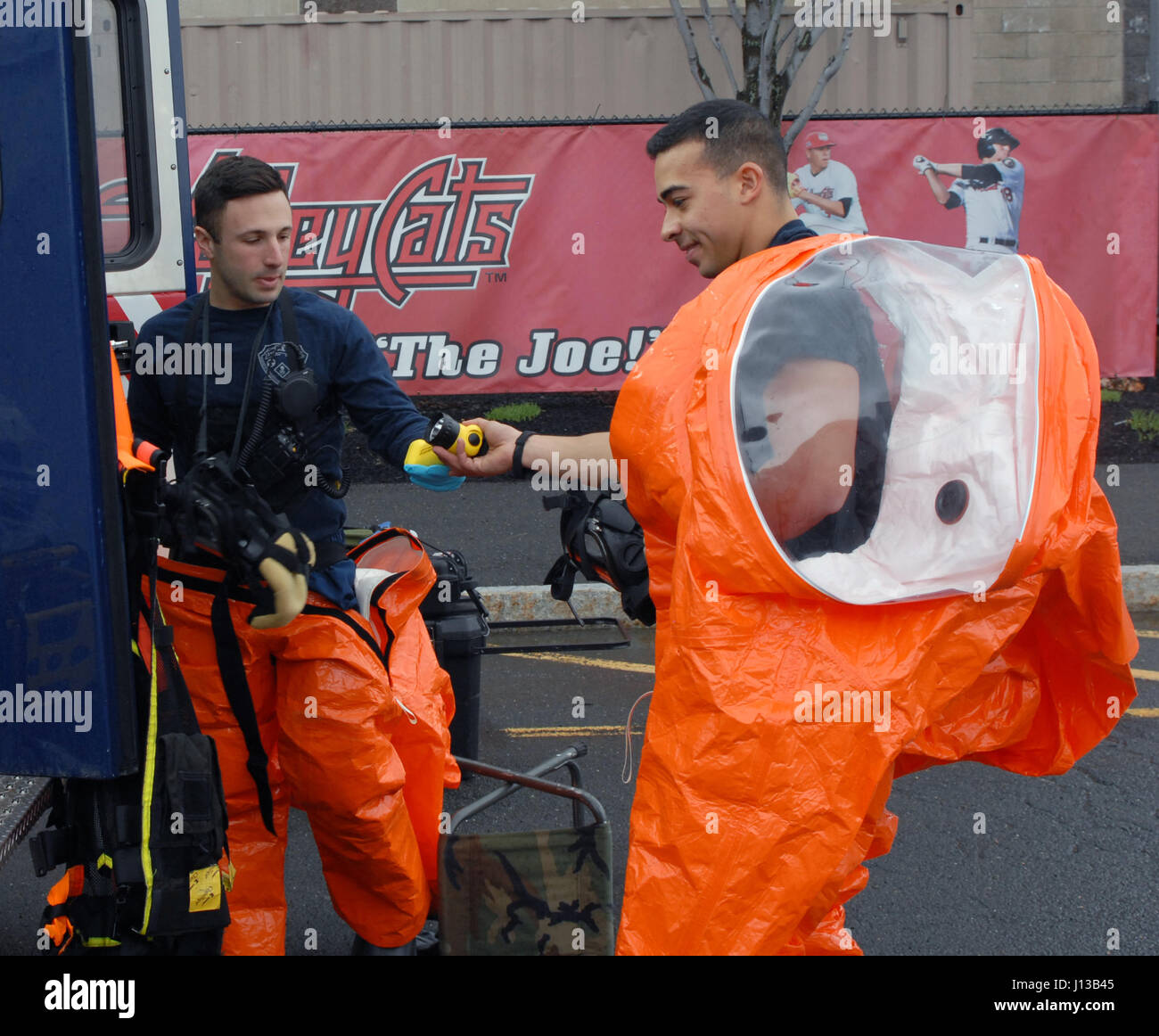 2e équipe de soutien civil (CST) membres l'équipe Sgt. Joshua Spagnola (à gauche) et le Sgt. Christopher Rodriguez (à droite) don costumes et hazmat préparer d'autres engins avant d'entrer dans Joseph L. Bruno Stadium à Troy, New York) au cours de l'exercice d'entraînement de l'équipe il y a le 12 avril 2017. Les membres de l'équipe sont formés pour identifier les armes chimiques, biologiques et radiologiques et de conseiller pour les premiers intervenants sur la façon de traiter avec ces matériaux. (U.S. La Garde nationale de l'armée photo par le Sgt. Raymond Drumsta) Banque D'Images