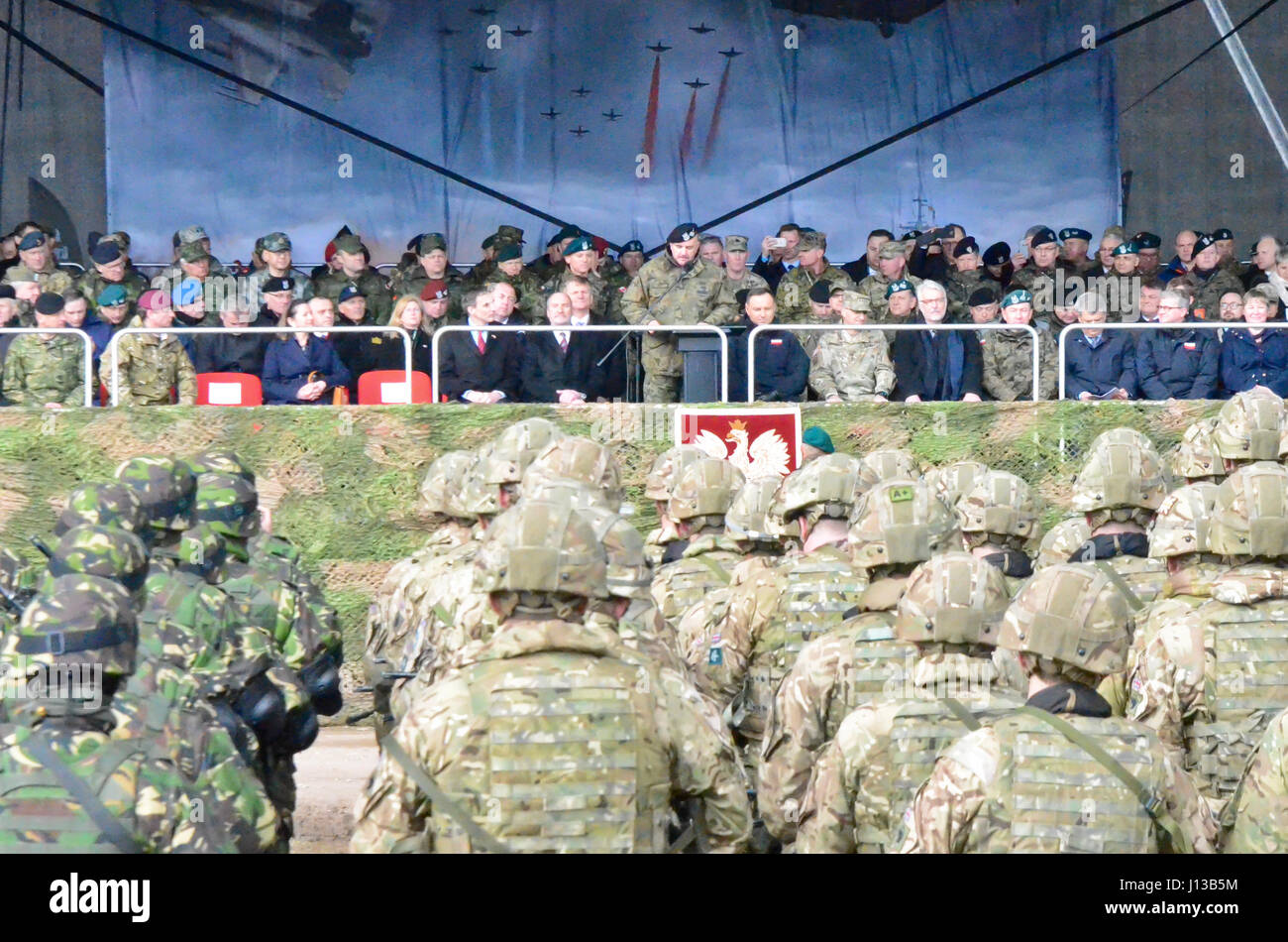 Général Jaroslaw Mika, commandant de l'armée polonaise, prononce une allocution lors d'une cérémonie de bienvenue pour les soldats du Groupement tactique de la Pologne pour le lancement de leur déploiement, le 13 avril. Pologne Groupe de combat se compose de soldats des États-Unis, Royaume-Uni, en Roumanie et en Pologne dans le cadre de l'OTAN vers l'amélioration de la présence. Pologne Groupe de combat s'est engagé à la défense collective et la sécurité de l'OTAN et de pays partenaires dans la région de l'Europe. (U.S. Photo de l'armée par le sergent. Charlene Moler) Banque D'Images