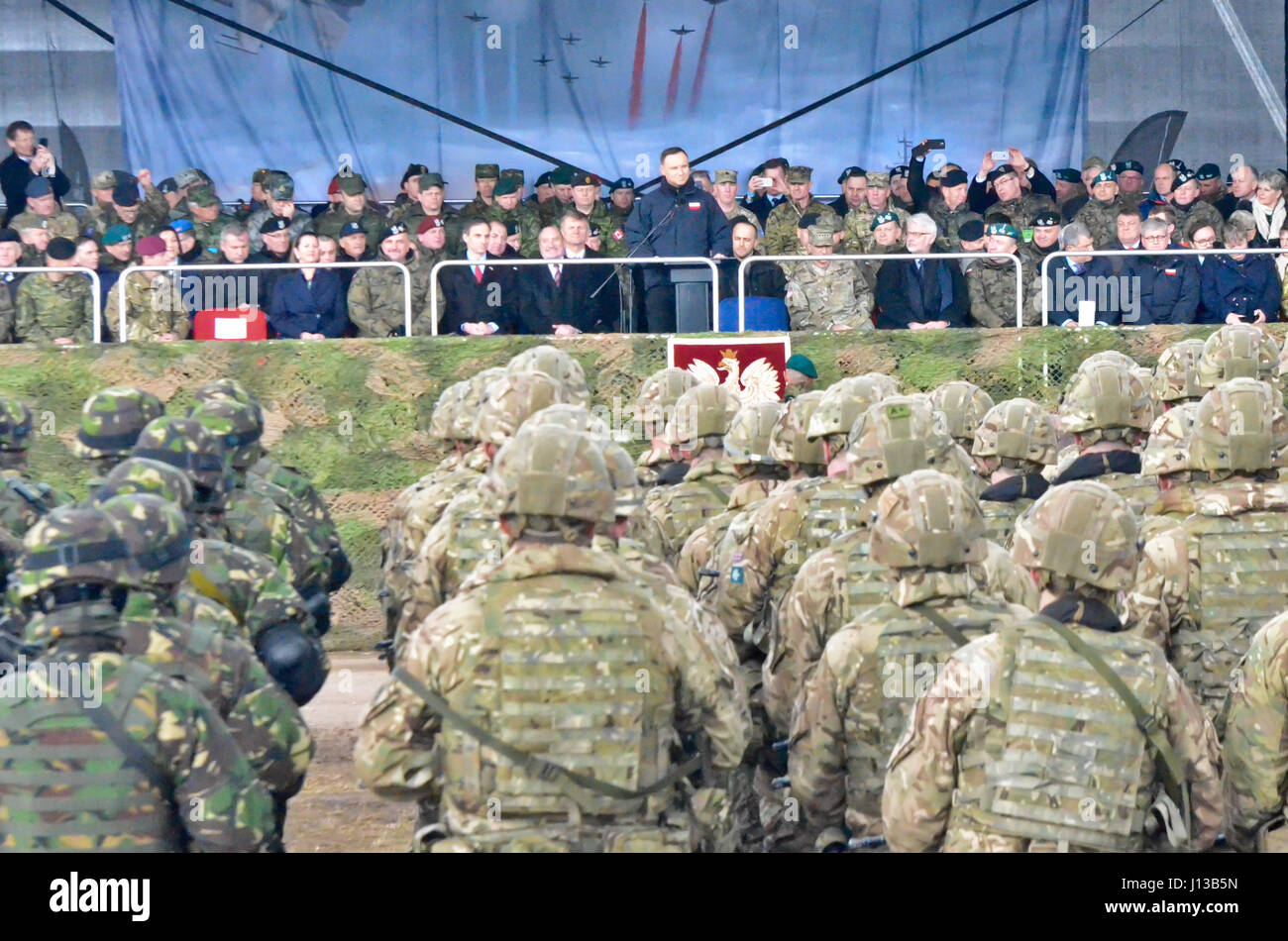 République de Pologne Président Andrzej Duda prononce une allocution lors d'une cérémonie de bienvenue pour les soldats du Groupement tactique de la Pologne pour le lancement de leur déploiement, le 13 avril. Pologne Groupe de combat se compose de soldats des États-Unis, Royaume-Uni, en Roumanie et en Pologne dans le cadre de l'OTAN vers l'amélioration de la présence. Pologne Groupe de combat s'est engagé à la défense collective et la sécurité de l'OTAN et de pays partenaires dans la région européenne. (U.S. Photo de l'armée par le sergent. Charlene Moler) Banque D'Images