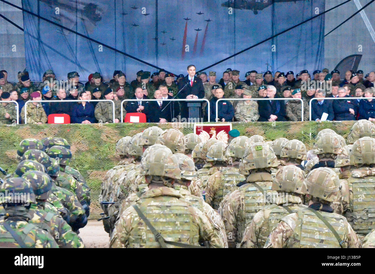L'Ambassadeur des États-Unis, de la République de Pologne Paul W. Jones prononce une allocution lors d'une cérémonie de bienvenue pour les soldats du Groupement tactique de la Pologne pour le lancement de leur déploiement, le 13 avril. Pologne Groupe de combat se compose de soldats des États-Unis, Royaume-Uni, en Roumanie et en Pologne dans le cadre de l'OTAN vers l'amélioration de la présence. Pologne Groupe de combat s'est engagé à la défense collective et la sécurité de l'OTAN et de pays partenaires dans la région de l'Europe. (U.S. Photo de l'armée par le sergent. Charlene Moler) Banque D'Images