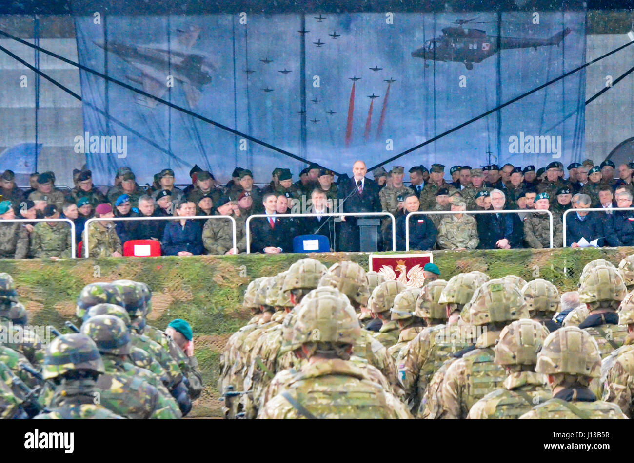 République de Pologne, Ministre de la Défense nationale, Antoni Macierewicz prononce une allocution lors d'une cérémonie de bienvenue pour les soldats du Groupement tactique de la Pologne pour le lancement de leur déploiement, le 13 avril. Pologne Groupe de combat se compose de soldats des États-Unis, Royaume-Uni, en Roumanie et en Pologne dans le cadre de l'OTAN vers l'amélioration de la présence. Pologne Groupe de combat s'est engagé à la défense collective et la sécurité de l'OTAN et de pays partenaires dans la région de l'Europe. (U.S. Photo de l'armée par le sergent. Charlene Moler) Banque D'Images