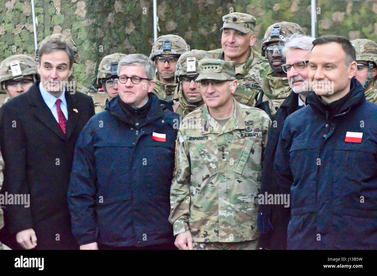 Des responsables de l'organisme américain et la Pologne constituent avec les soldats du Groupement tactique de la Pologne après une cérémonie de bienvenue pour le lancement de leur déploiement, le 13 avril. Pologne Groupe de combat se compose de soldats des États-Unis, Royaume-Uni, en Roumanie et en Pologne dans le cadre de l'OTAN vers l'amélioration de la présence. Pologne Groupe de combat s'est engagé à la défense collective et la sécurité de l'OTAN et de pays partenaires dans la région de l'Europe. Sur la photo de gauche à droite : l'Ambassadeur des Etats-Unis auprès de la République de Pologne Paul W. Jones ; République de Pologne Secrétaire d'État et chef du Bureau de sécurité nationale Pa Banque D'Images