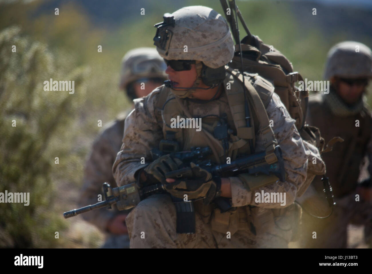 Corps des Marines des États-Unis 1er lieutenant Wayne Worthington, officier d'infanterie 2e Bataillon, 6e Régiment de Marines, 2e Division de marines communique par radio au cours d'une Marine Expeditionary Unit Exercise (MEUEX) à l'appui d'armes et tactiques - Instructeur (WTI) 2-17 à l'est d'aviation tactique, en Arizona, le 14 avril 2017. Le MEUEX a été conçu pour se concentrer sur des opérations de saisie de l'aérodrome et l'intégration avec un élément de combat au sol avec l'intention de se concentrer sur les capacités de MEU à saisir un pied sur le littoral en un refus de la zone d'exploitation à l'aide d'un navire simulé sur la plage. Le WTI est une formation de sept semaines d'accueil de l'événement Banque D'Images