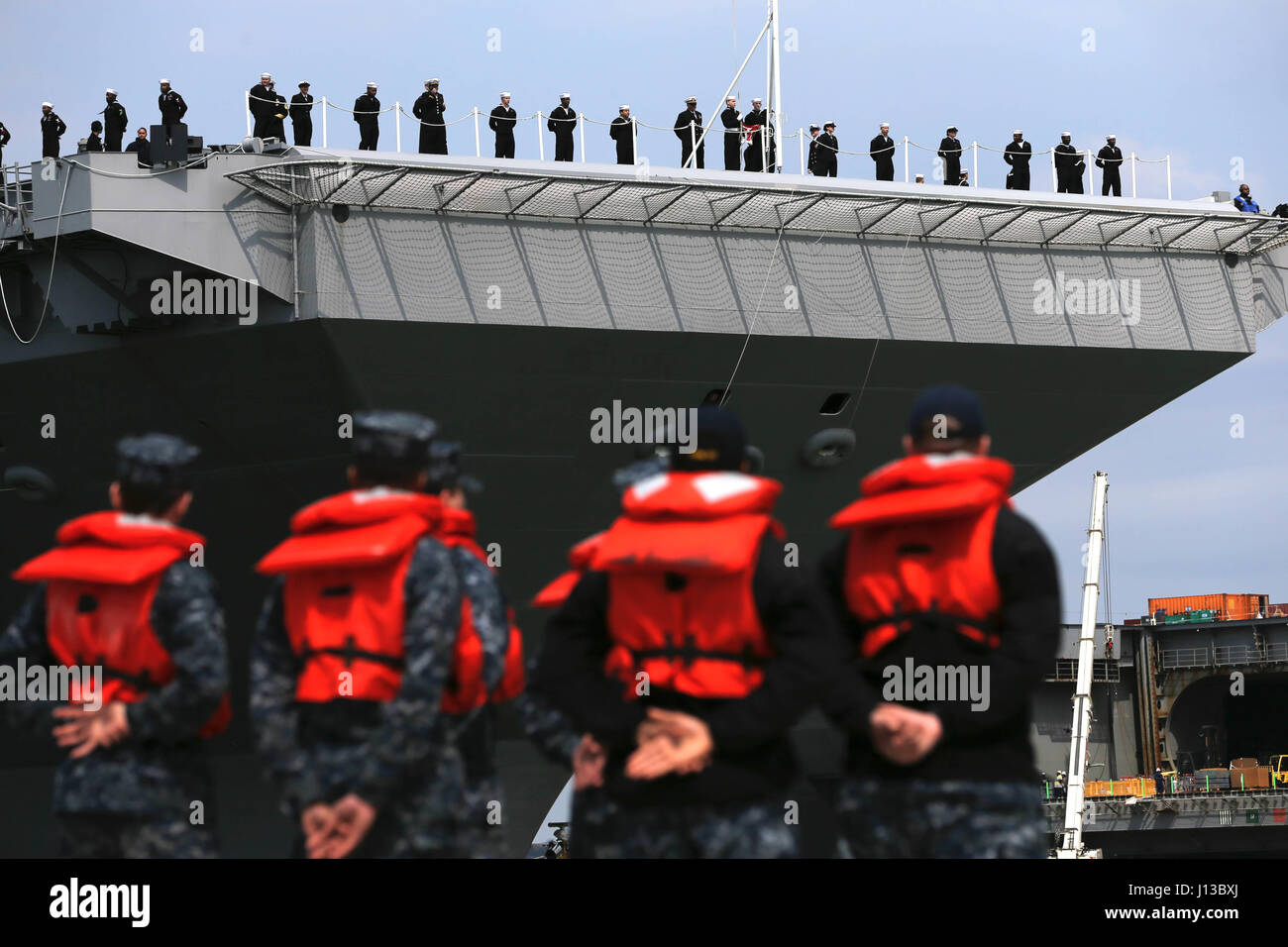 NEWPORT NEWS, Virginie (14 avril 2017) -Unité Pre-Commissioning Gerald R. Ford (CVN 78) Homme marins les rails que le navire arrive à Norfolk Naval Station après avoir terminé ses essais en mer au large de la côte. Le premier navire de la classe-de--Le premier porte-avions américain nouveau design en 40 ans a passé plusieurs jours à la réalisation d'essais en mer du constructeur, un test complet de bon nombre des principaux systèmes du navire et des technologies. (U.S. Photo par marine Spécialiste de la communication de masse 2e classe Ryan Litzenberger) Banque D'Images