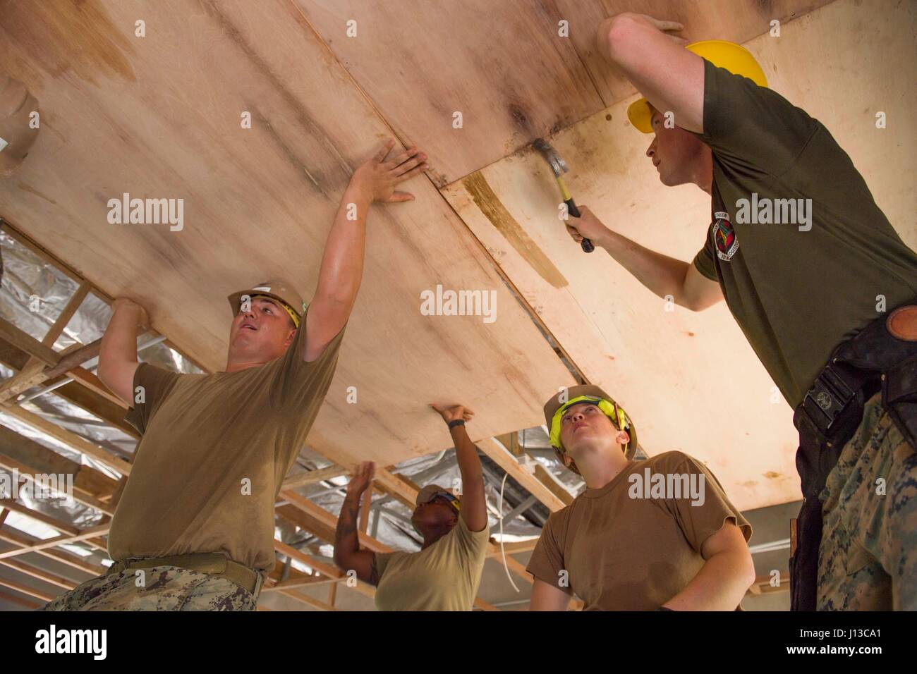 170416-N-SF984-009 KUCHING, Malaisie (16 avril 2017) Utilitiesman Victor Gonzalez, 3e classe 3e classe Métallos Kayla Williams, mécanicien de construction 3e classe Gruett , et Sabrina de Cpl. Spencer Patterson installer un trio diwb plafond à Sungai Pinang école primaire, un site d'ingénierie de Partenariat du Pacifique 2017. Partenariat du Pacifique est la plus grande rencontre annuelle l'aide humanitaire multilatérale et des secours de la protection civile a effectué une mission dans le Pacifique-Indo-Asia et vise à améliorer la coordination régionale dans des domaines tels que les soins médicaux et de la protection civile de l'état de préparation pour l'homme et naturelles disa Banque D'Images