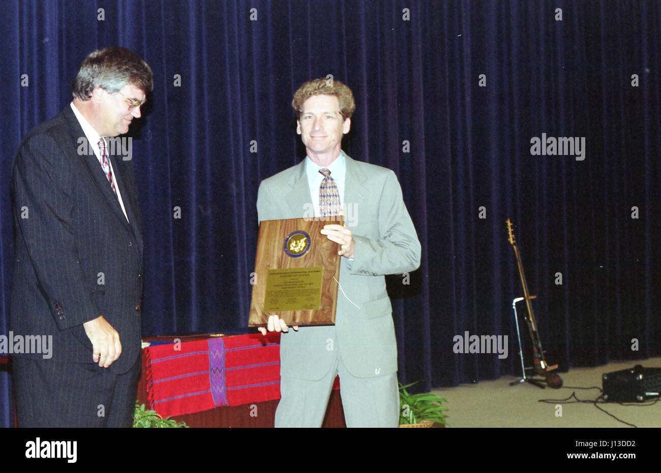 Admin. Atwood planche contact Foire de la santé ; CFC - homme sur la scène pour recevoir des Banque D'Images