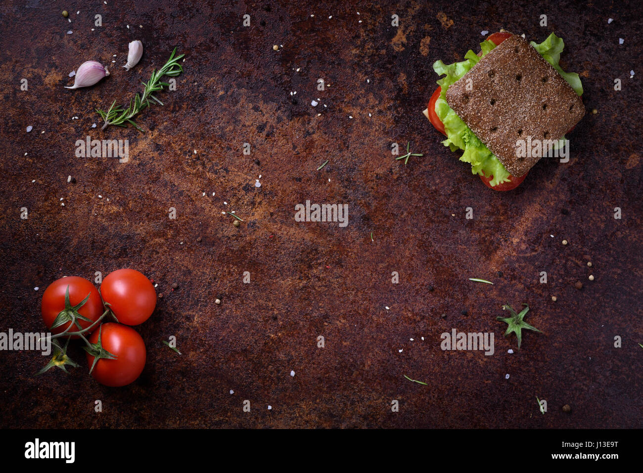 Sandwich végétarien dans le seigle pain avec de la laitue et tomates sur une table rustique ou du comptoir. Copier l'espace, vue d'en haut. Banque D'Images