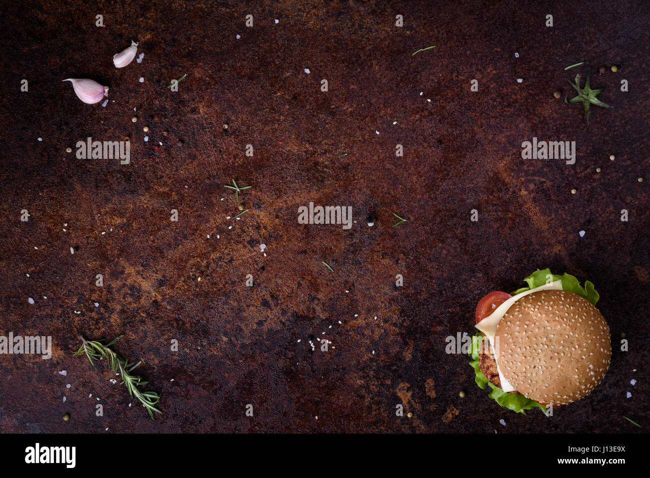 Delicious fresh burger fait maison sur une table rustique. Cadre de menu. Vue de dessus, de l'espace pour le texte. Banque D'Images