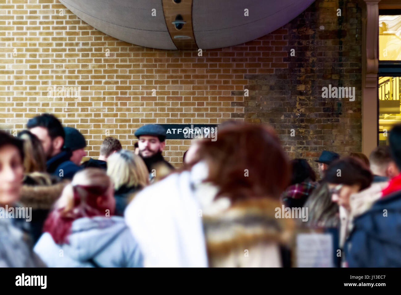 Londres, Royaume-Uni - 28 février 2017 - La plate-forme 9 3/4 de Harry Potter à King's Cross station vu à travers la foule d'attente Banque D'Images