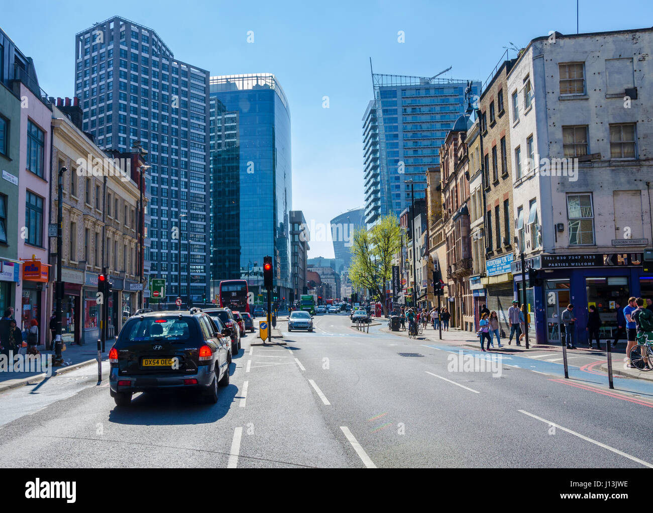 Une vue vers le bas Whitechapel High Street, bordées de hauts bâtiments modernes. Banque D'Images