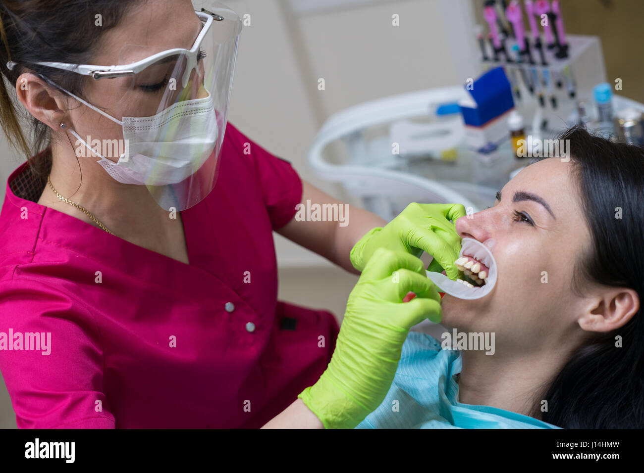 Close-up portrait of a female patient au dentiste de la clinique. Procédure de blanchiment des dents. Médecin est puting écarteur dentaire Banque D'Images Close-up portrait of a female patient au dentiste de la clinique. Procédure de blanchiment des dents. Médecin est puting écarteur dentaire Banque D'Images