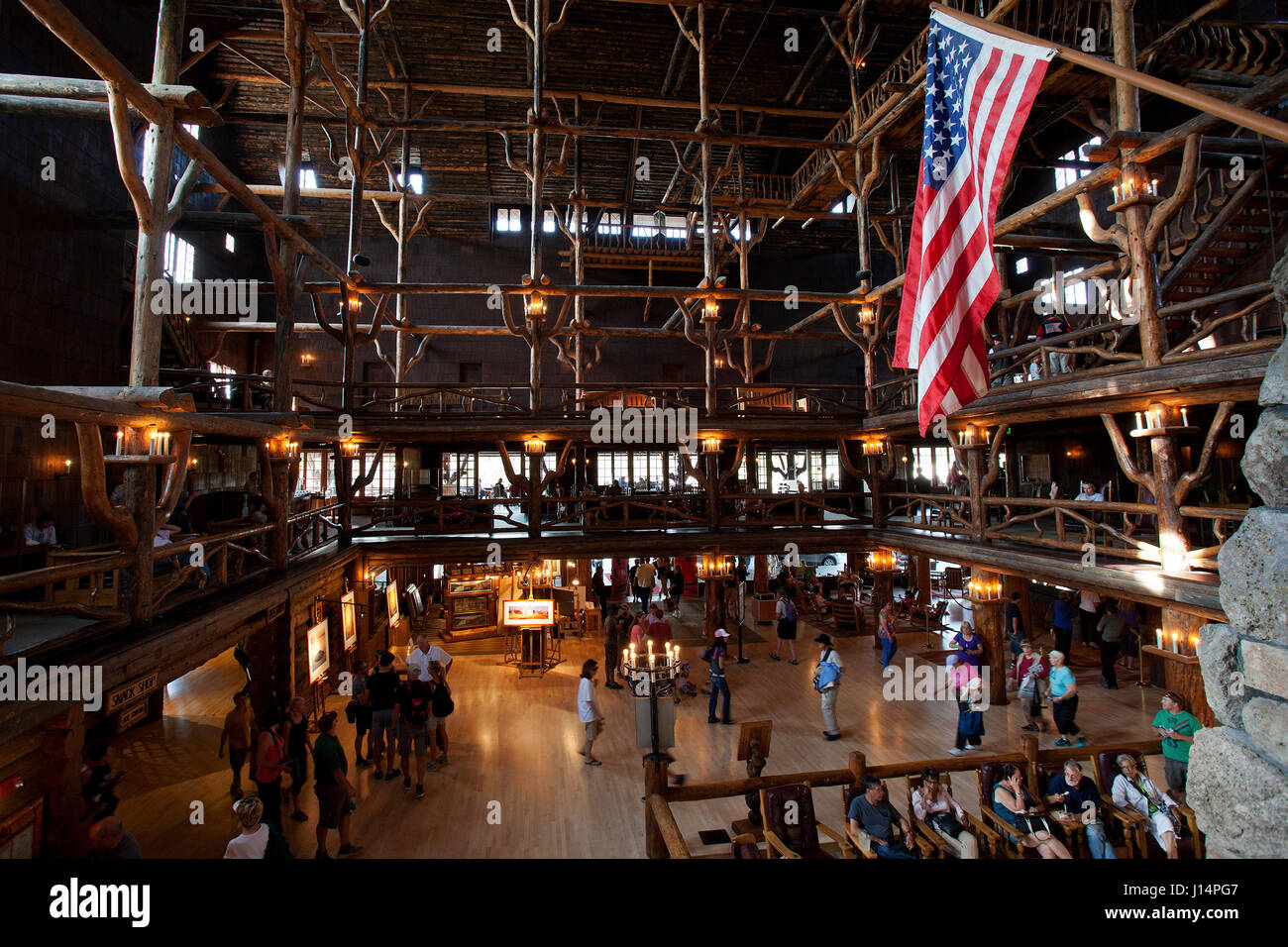 Hall de l'hôtel Old Faithful Inn, Upper Geyser Basin, Parc National de Yellowstone, Wyoming, United States Banque D'Images