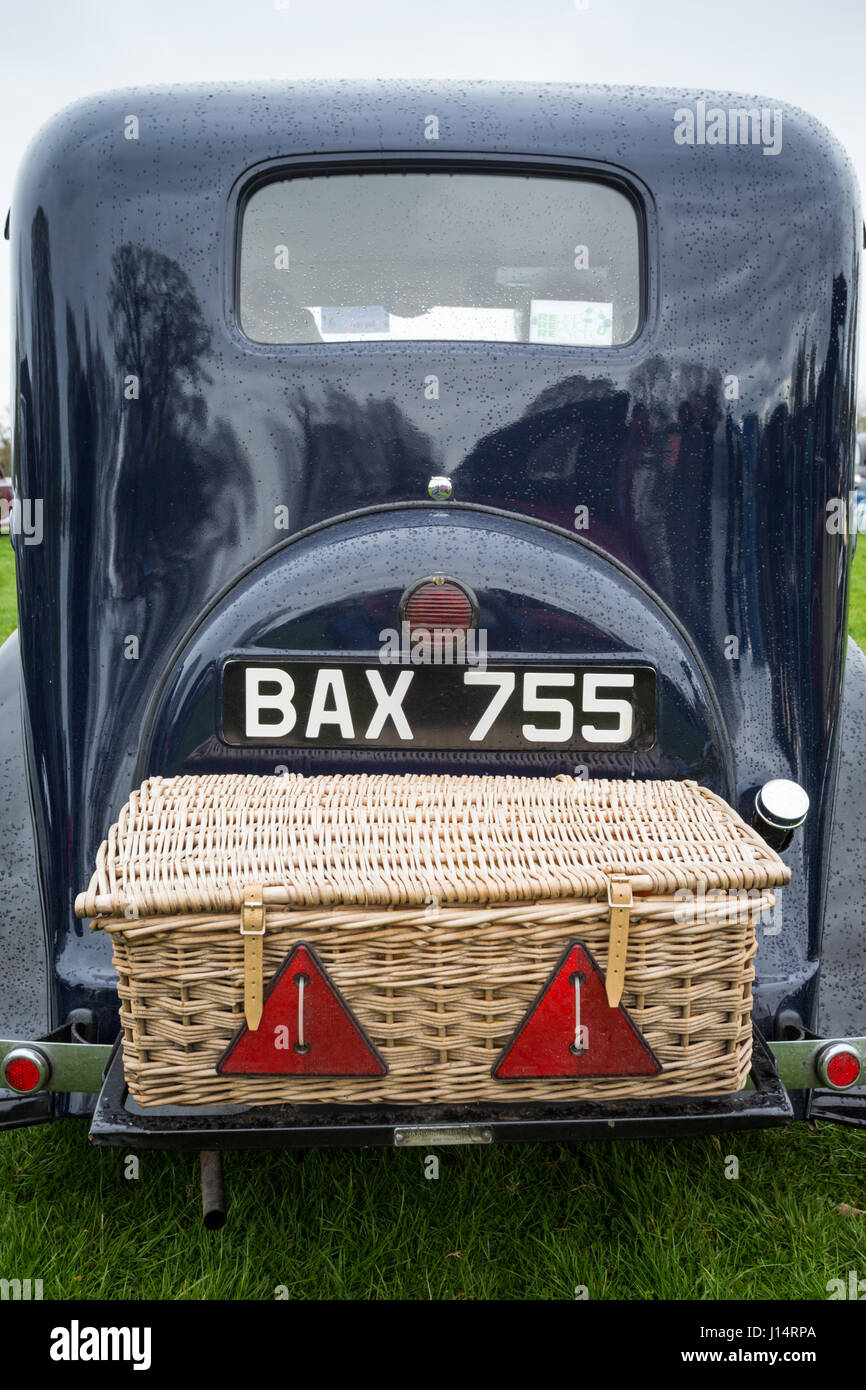 Classic car arrière avec panier en osier pour les bagages Banque D'Images