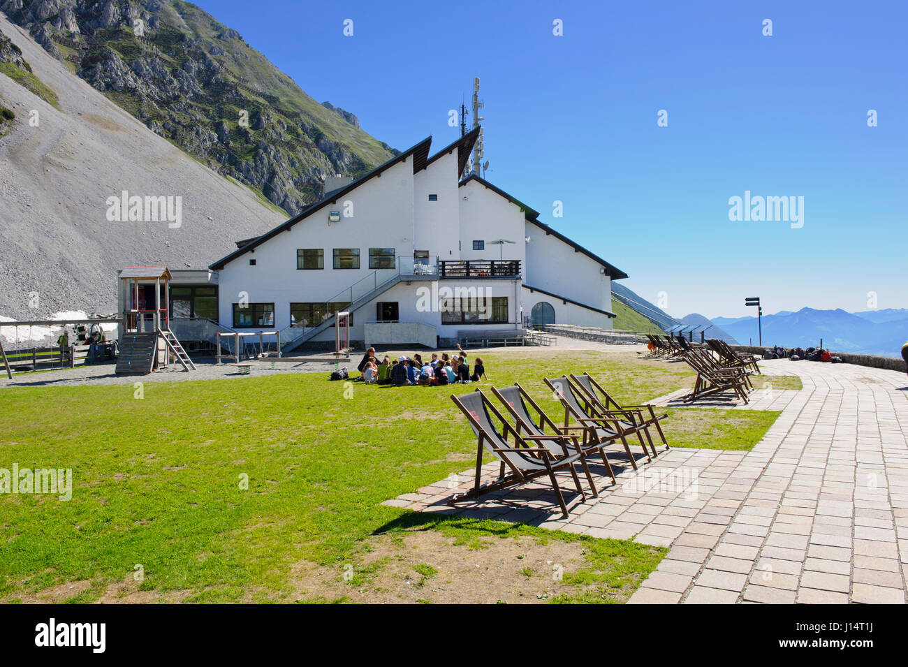 Un groupe d'enfants avec leur professeur d'avoir une session de groupe à l'extérieur de la station de téléphérique Seegrube, Tirol, Autriche Banque D'Images