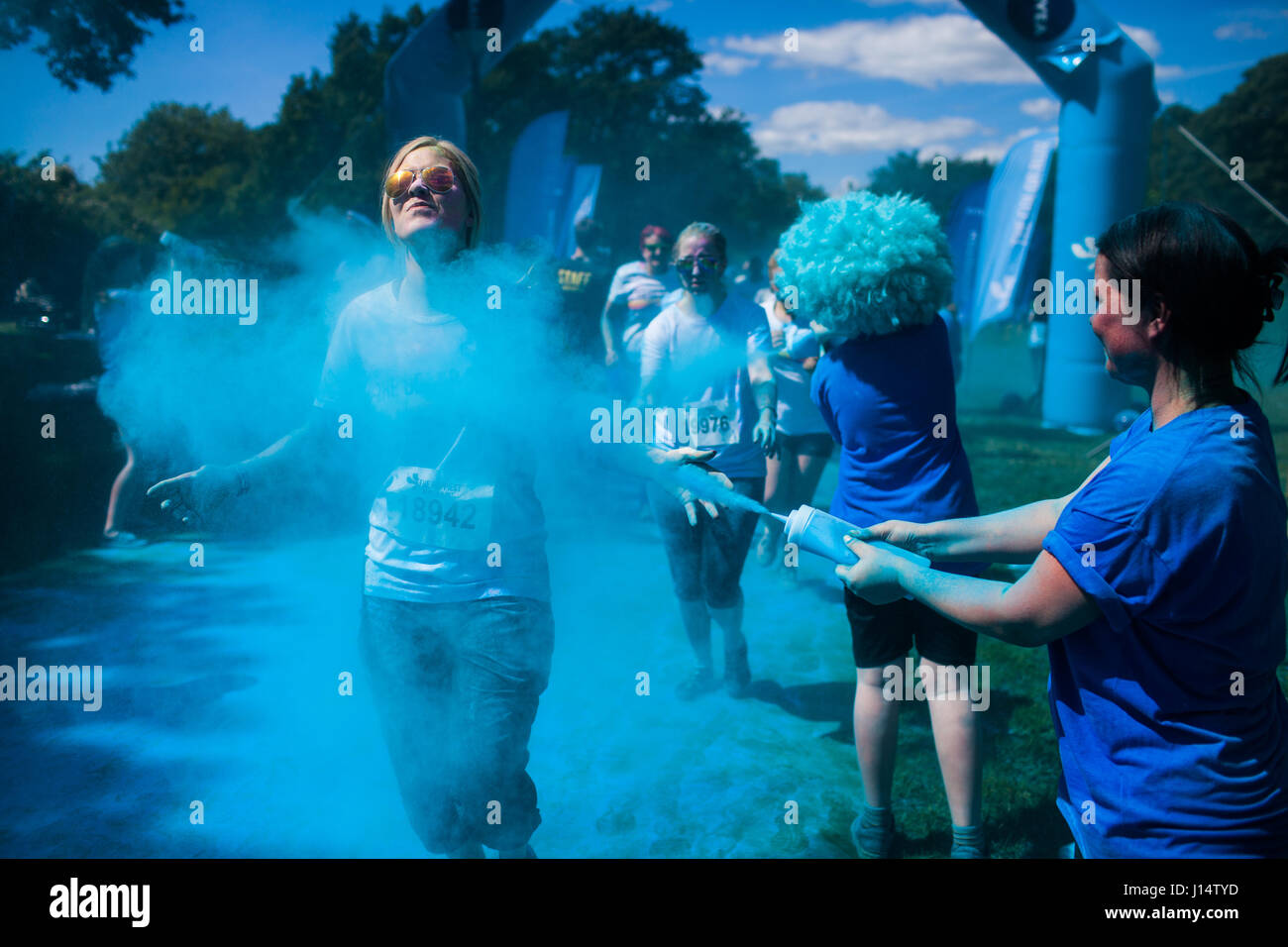 La couleur de la poudre est pulvérisée sur le passage de nombreux participants sur des nombreuses stations couleur sur la route de la Color Run Copenhague 2014. Banque D'Images