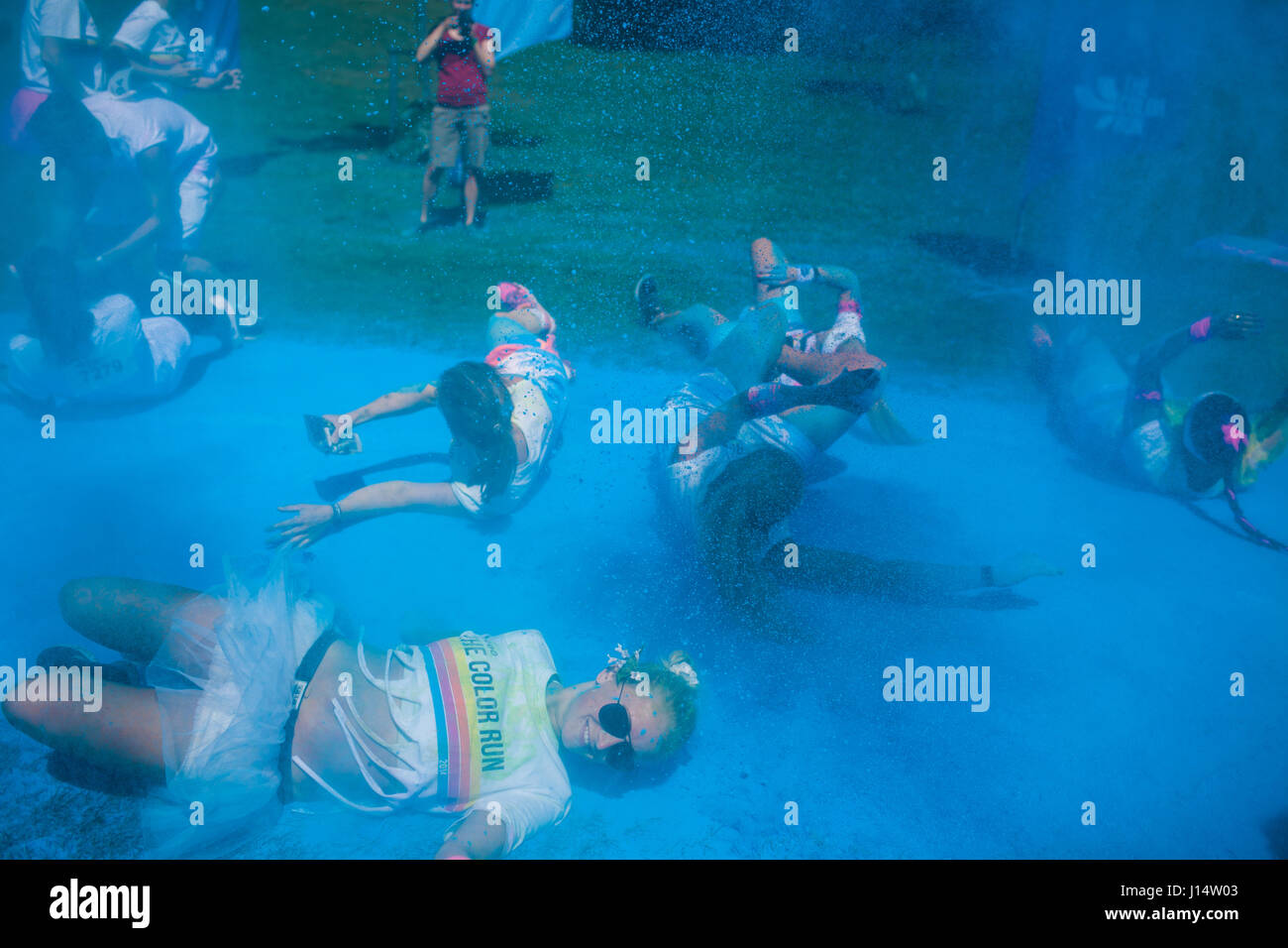 Color Run participants s'amuser dans les cinq kilomètres à l'exécuter à Valby, Copenhague. Les participants sont couverts dans toutes sortes de couleurs dans l'un des soi- Banque D'Images