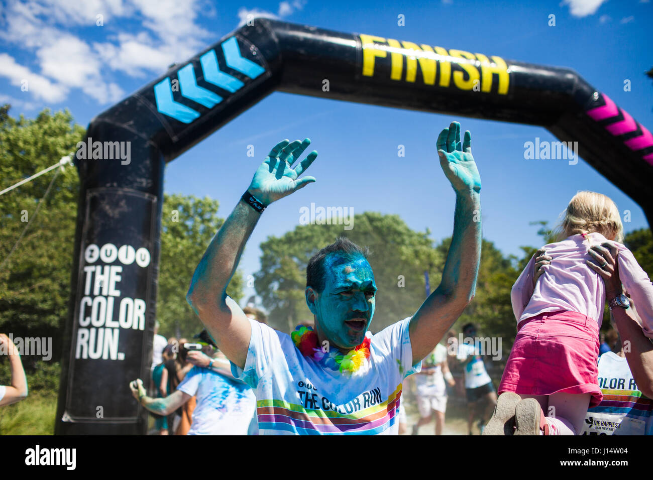 Un Color Run participant juste passé la finale live et est tous couverts en différentes couleurs qui étaient éclaboussés par le porteur lors de la Color Run Banque D'Images