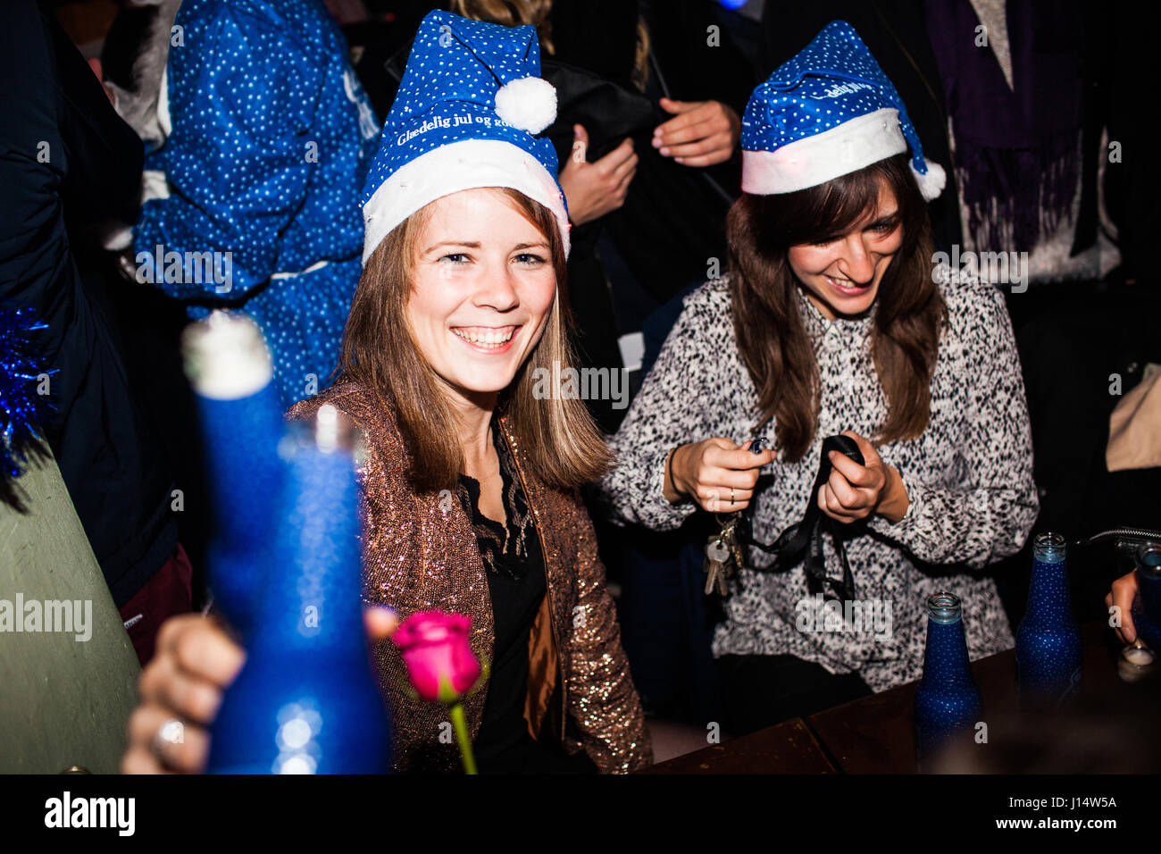 Une jeune femme est profitez d'une bière de Noël et dire merci au photographe. Danemark, Copenhague, 01/11 2013. Banque D'Images