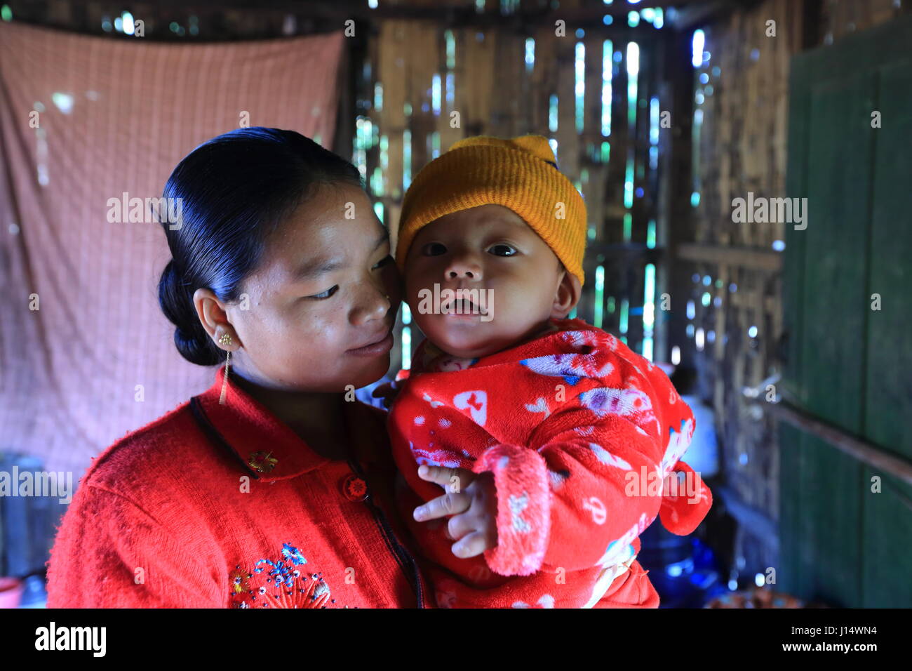 Une mère à l'enfant du Tripura ou Tipra communauté ethnique. Sajek, Bangladesh, Rangamati Banque D'Images