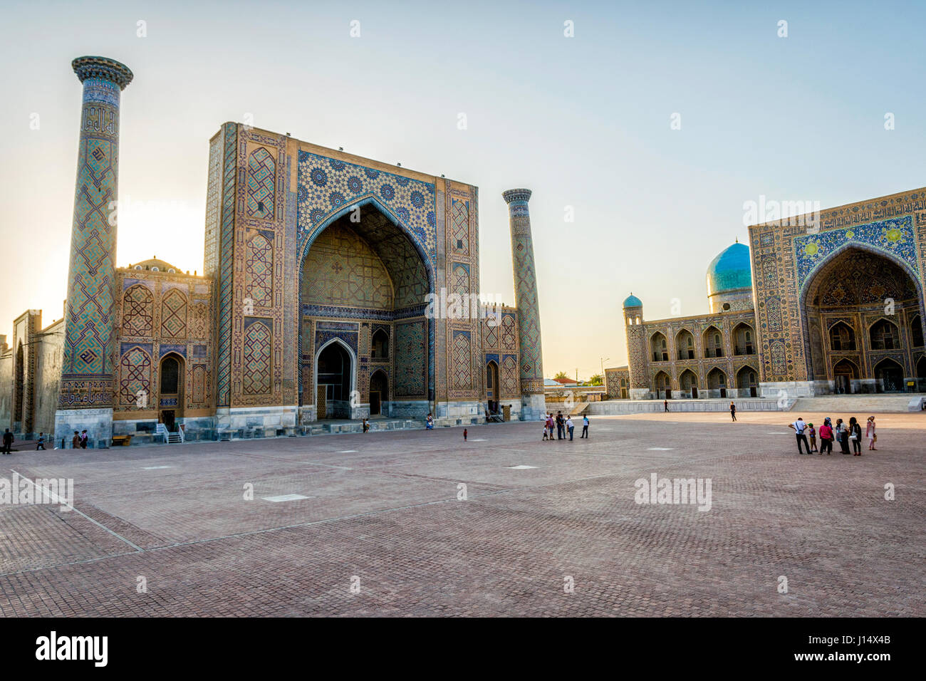 SAMARKAND, OUZBÉKISTAN - 27 Août : Les visiteurs en face de Samarkand Registan en fin d'après-midi. Août 2016 Banque D'Images