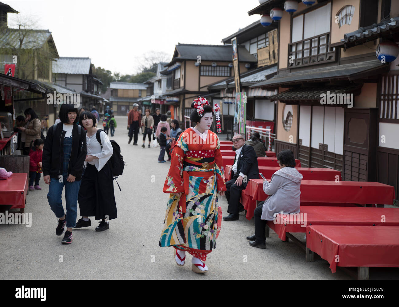 Femme vêtue de Maiko / costume Geisha à Kyoto Studio Park Toei, Kyoto, Japon Banque D'Images Femme vêtue de Maiko / costume Geisha à Kyoto Studio Park Toei, Kyoto, Japon Banque D'Images