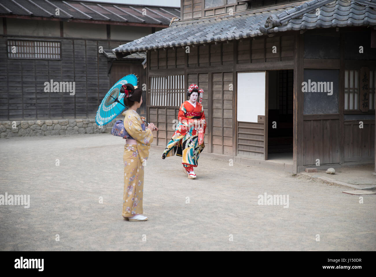 Les femmes en kimono et maiko / geisha costumes à Toei le parc des studios de Kyoto, Kyoto, Japon Banque D'Images Les femmes en kimono et maiko / geisha costumes à Toei le parc des studios de Kyoto, Kyoto, Japon Banque D'Images
