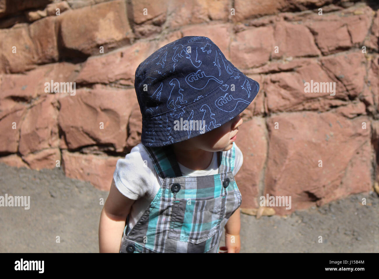 Bebe Garcon Portant Chapeau De Soleil Et Salopette Photo Stock Alamy Bebe Garcon Portant Chapeau De Soleil Et Salopette Photo Stock Alamy