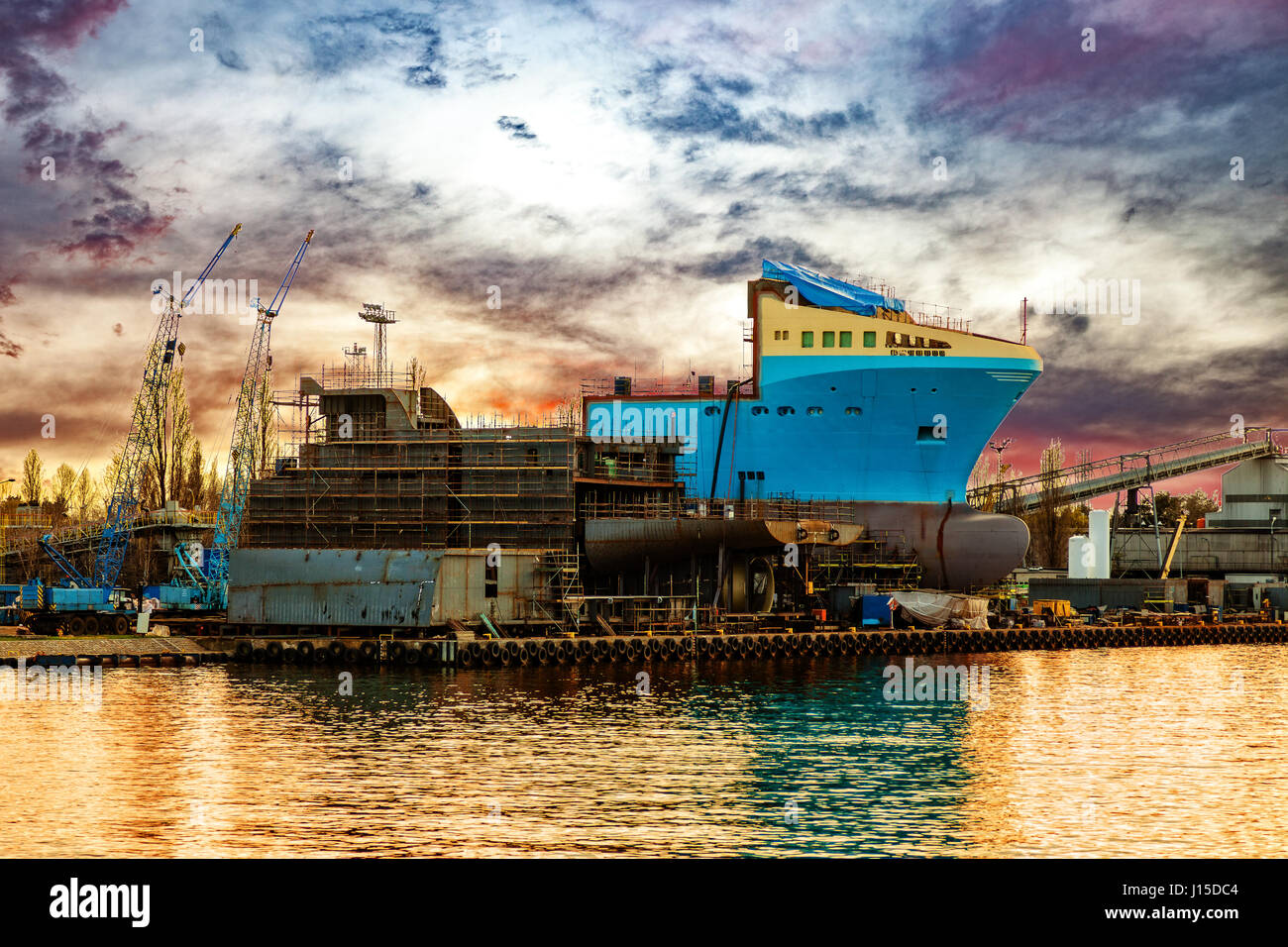 Vue sur le quai shipyard au lever du soleil à Gdansk, Pologne. Banque D'Images