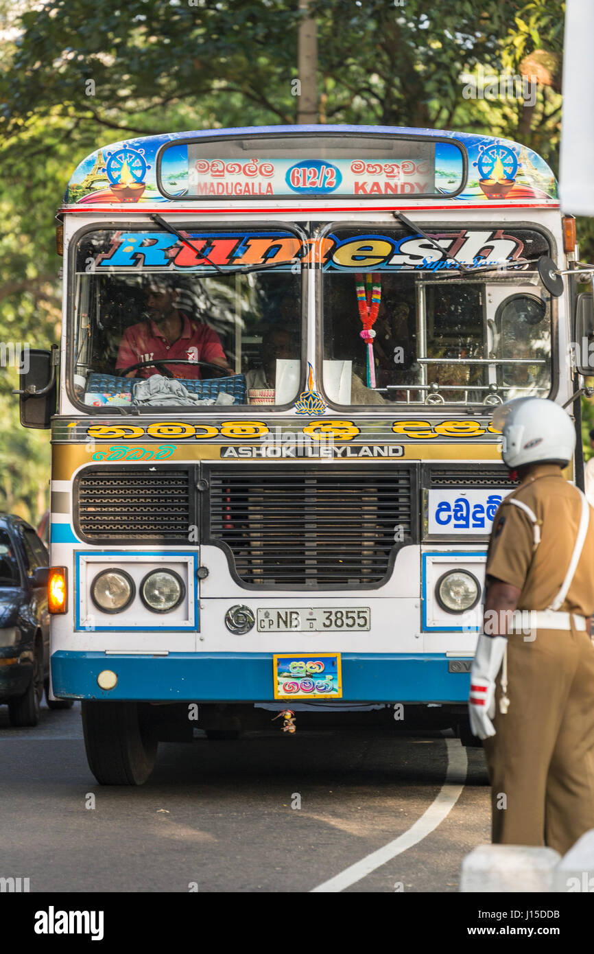 10 janvier 2014 - La circulation sur la rue principale de Kandy (Sri Lanka) Banque D'Images