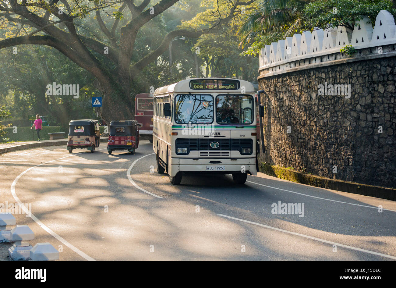 10 janvier 2014 - La circulation sur la rue principale de Kandy (Sri Lanka) Banque D'Images