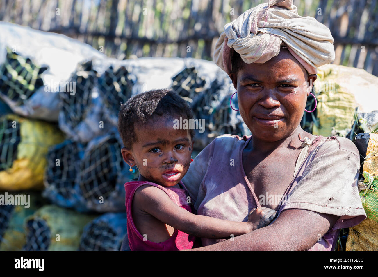 Une mère et son enfant à travailler dans une usine de production de charbon dans le sud de Madagascar est la région d'Anosy Banque D'Images