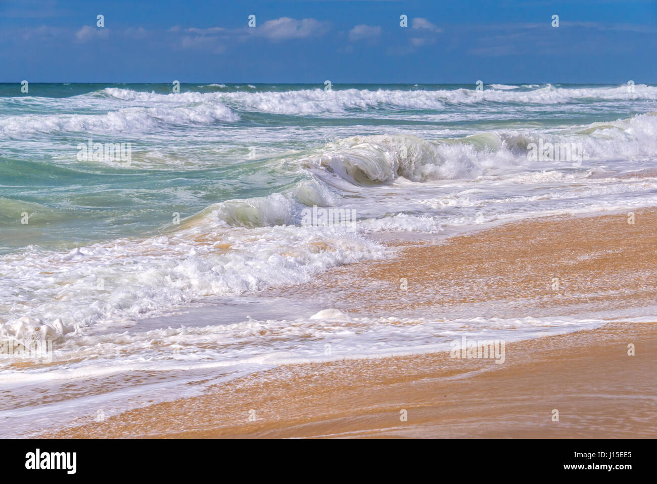 Les vagues sur la plage, l'océan Atlantique à Lacanau, France Banque D'Images