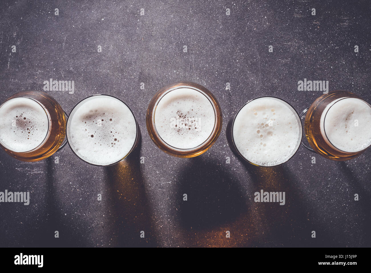 Le tableau sombre de verres à bière Banque D'Images