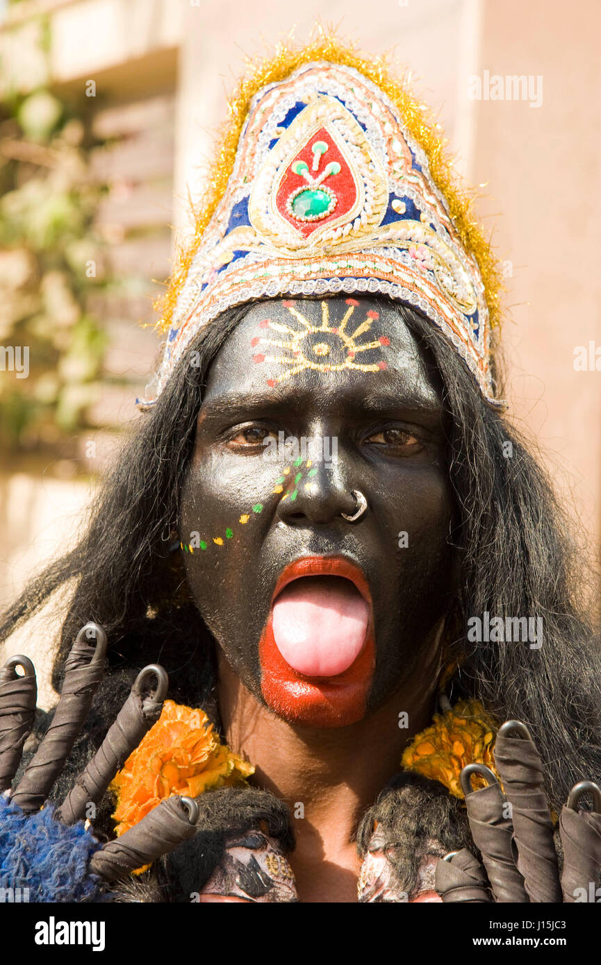Femme déguisée en déesse Kali, vrindavan, Uttar Pradesh, Inde, Asie Banque D'Images