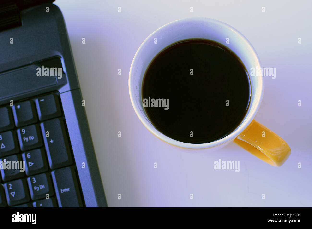 Tasse à café et coffre. Vue d'en haut. Banque D'Images