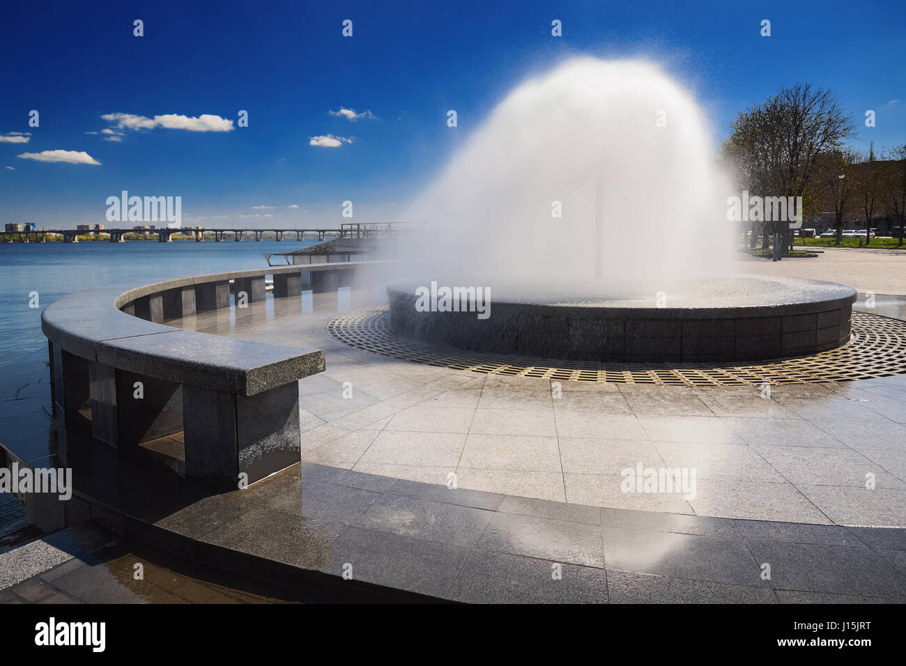 Belle fontaine sur un fond de nuages, Dnepropetrovsk, Ukraine. Banque D'Images