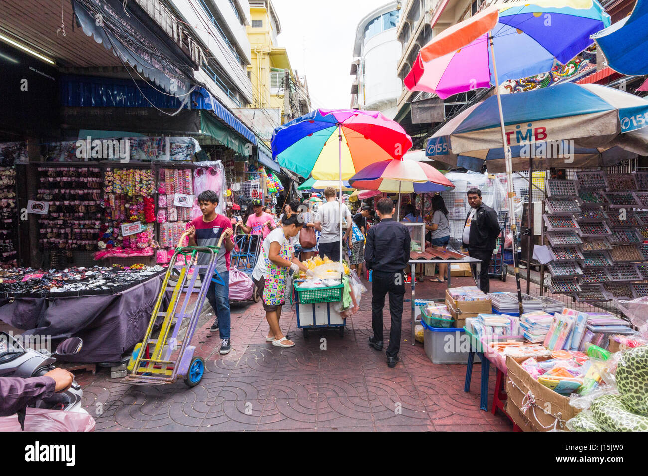 Rue commerçante animée dans le quartier chinois, Bangkok, Thaïlande Banque D'Images