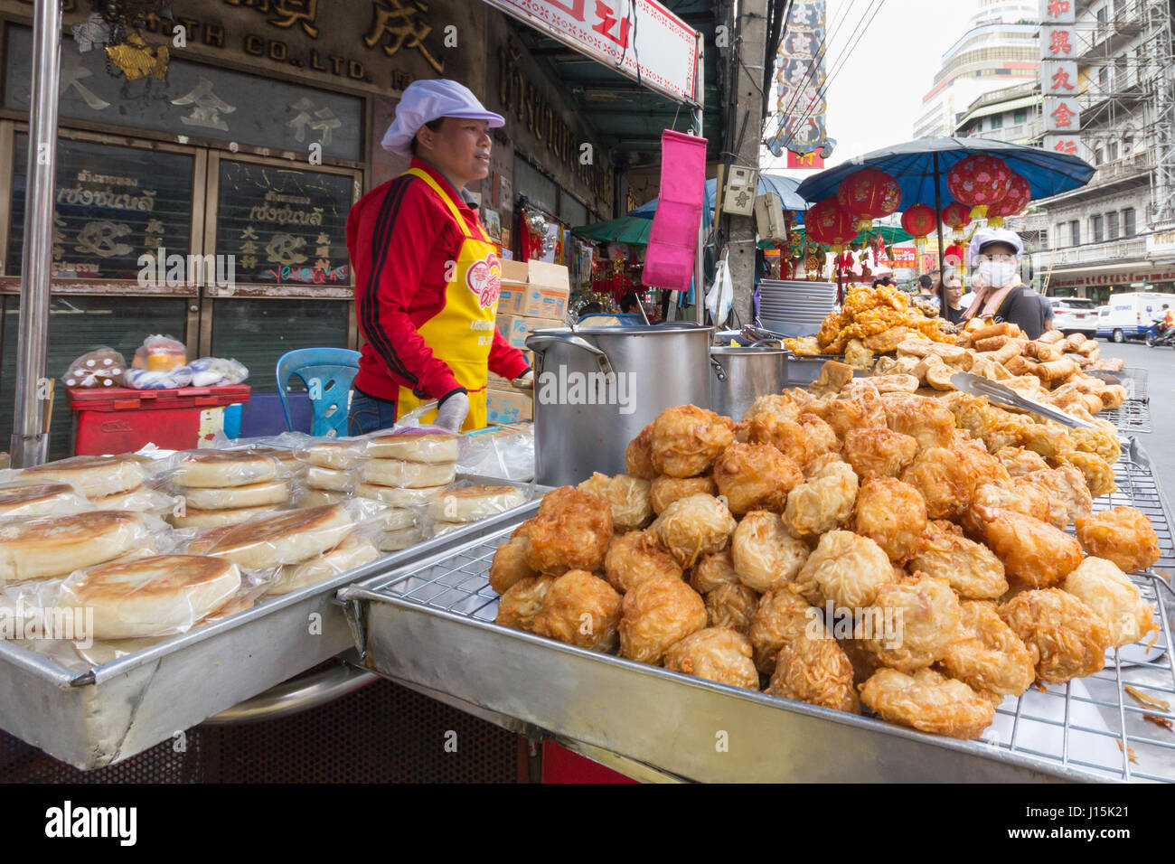 Street food vendor sur un coin de Yaowarat Road, Chinatown, Bangkok, Thaïlande Banque D'Images