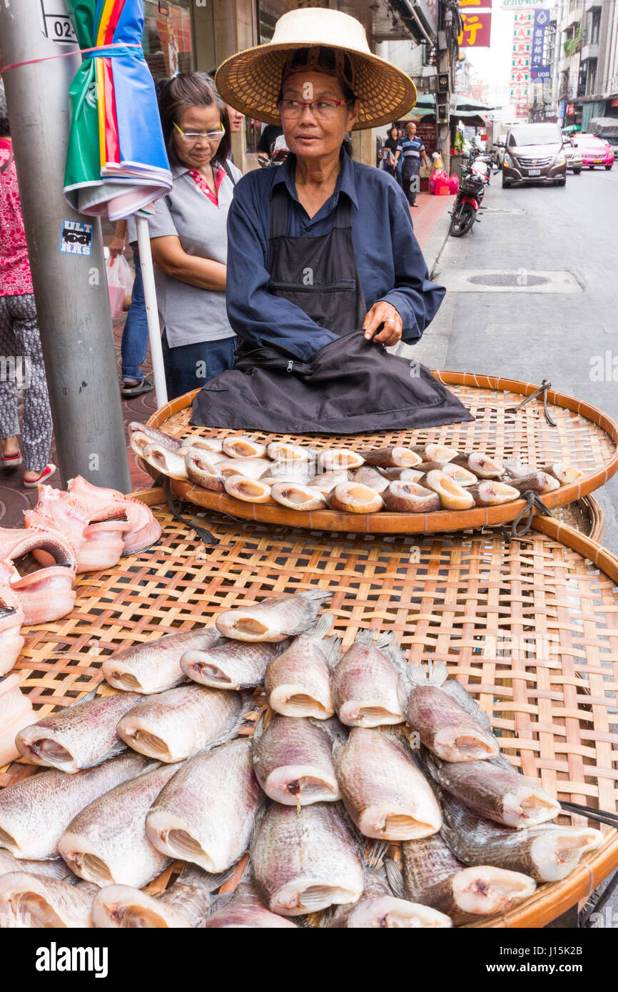 Vendeur de poisson sur Yaowarat Road, Chinatown, Bangkok, Thaïlande Banque D'Images