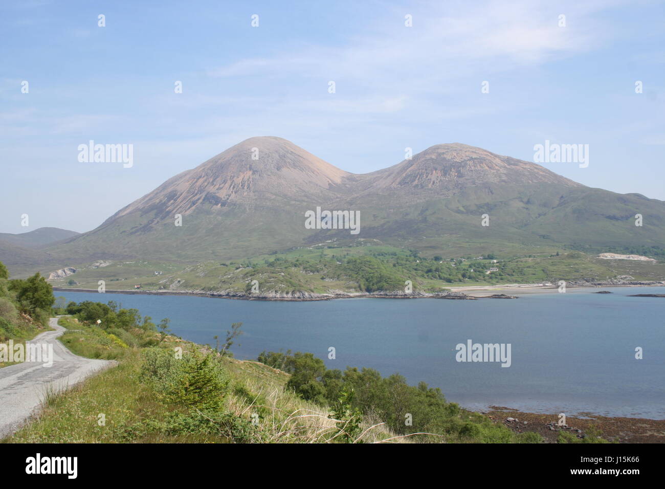 Route de campagne et red Cuillin Ile de Skye Ecosse Juin 2006 Banque D'Images