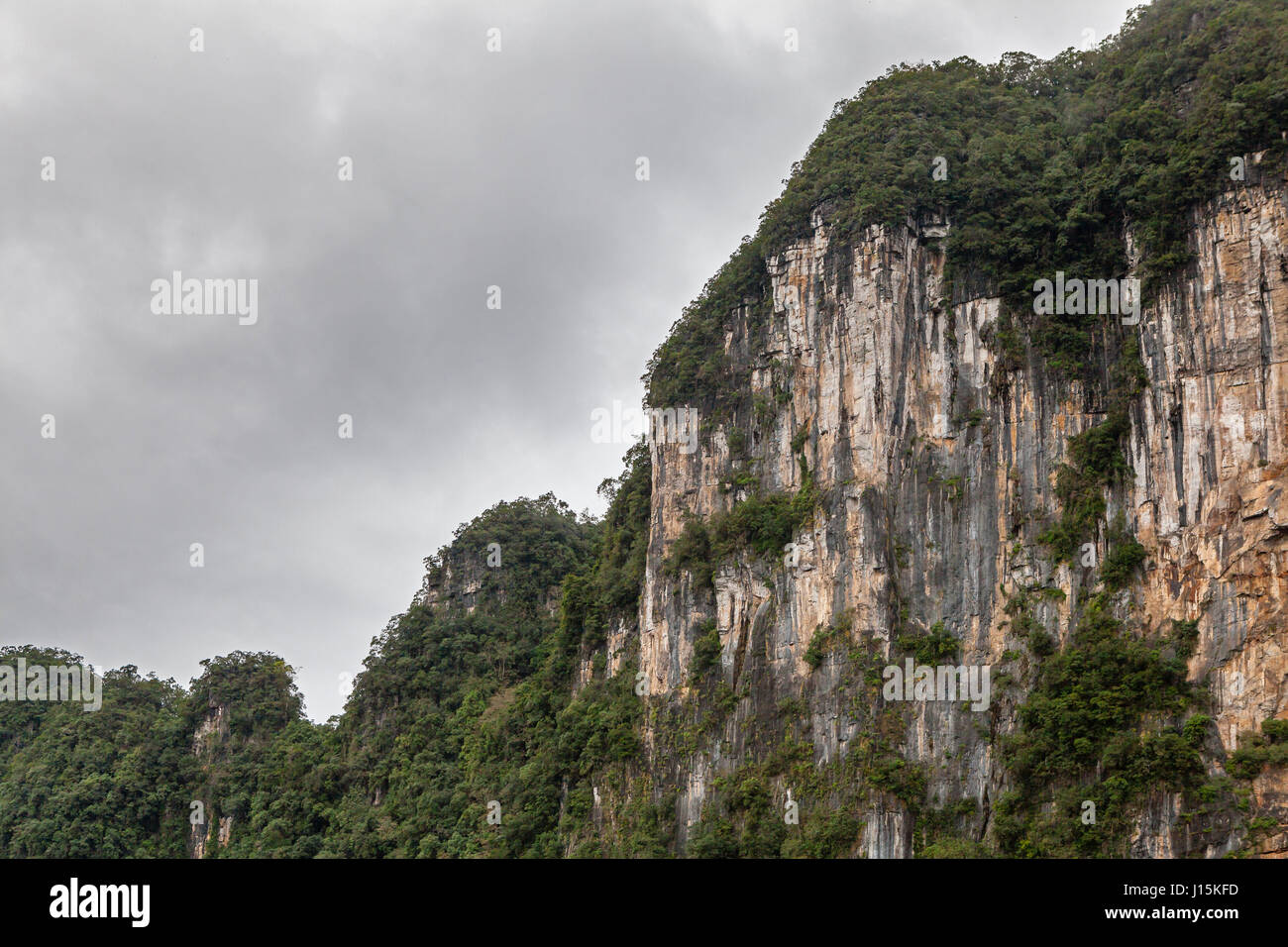 Phong Nha, Vietnam - 9 mars 2017 : montagnes sur la jungle, Ke-Bang National Park Banque D'Images