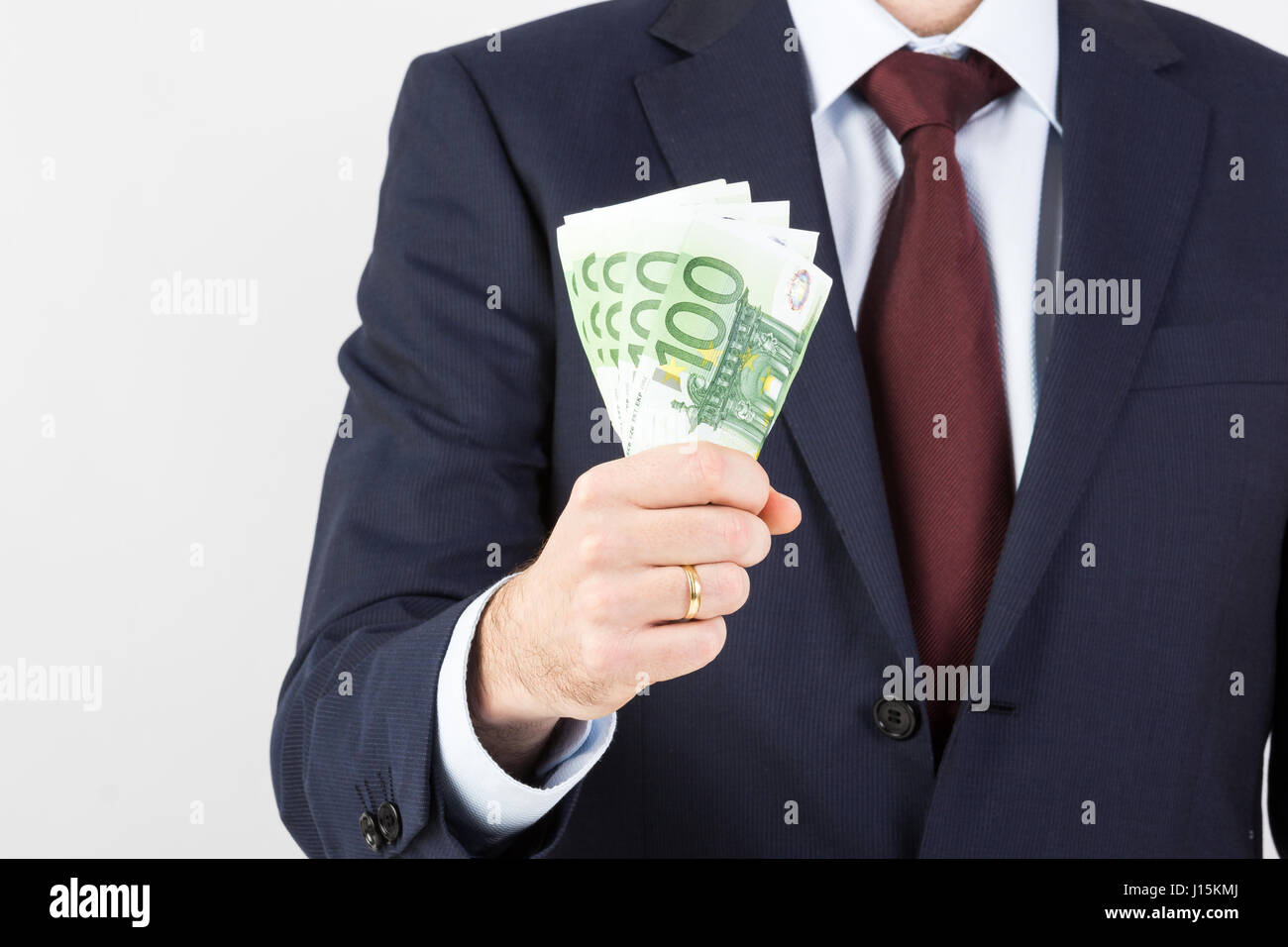 Businessman's hand holding de l'argent, des billets en euros. Le succès de l'investissement, la finance et l'entreprise rentable concept. Banque D'Images