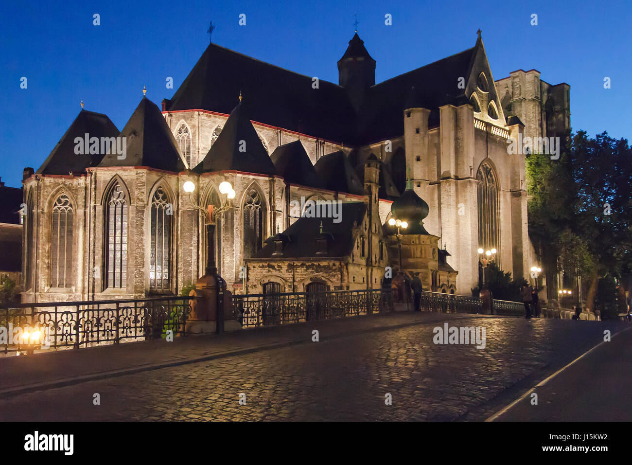 L'église Saint Michel de nuit à Gand, Belgique. Banque D'Images