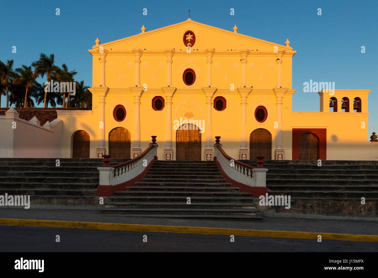 Vue sur le Couvent de San Francisco (Convento San Francisco) à Grenade, au Nicaragua, au coucher du soleil. Banque D'Images