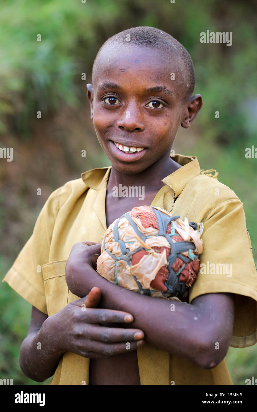 Jeune garçon (12 ans) avec son football self-made en tissu et les restes de sacs en plastique dans un village près de Ruhengeri, Rwanda, Afrique du Sud Banque D'Images