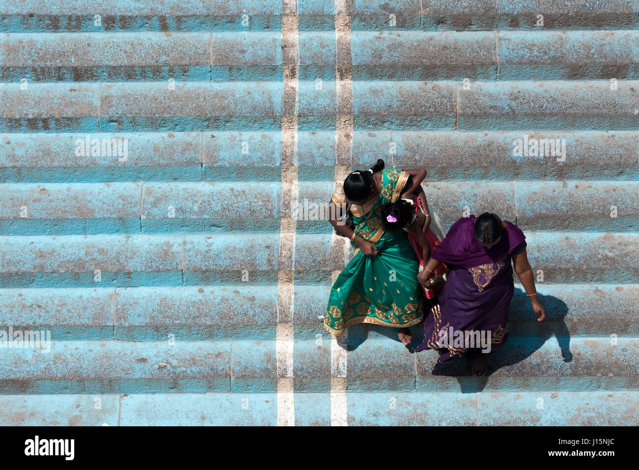 Deux femmes vêtues de sari escalier descendant dans Kanyakumari, India Banque D'Images