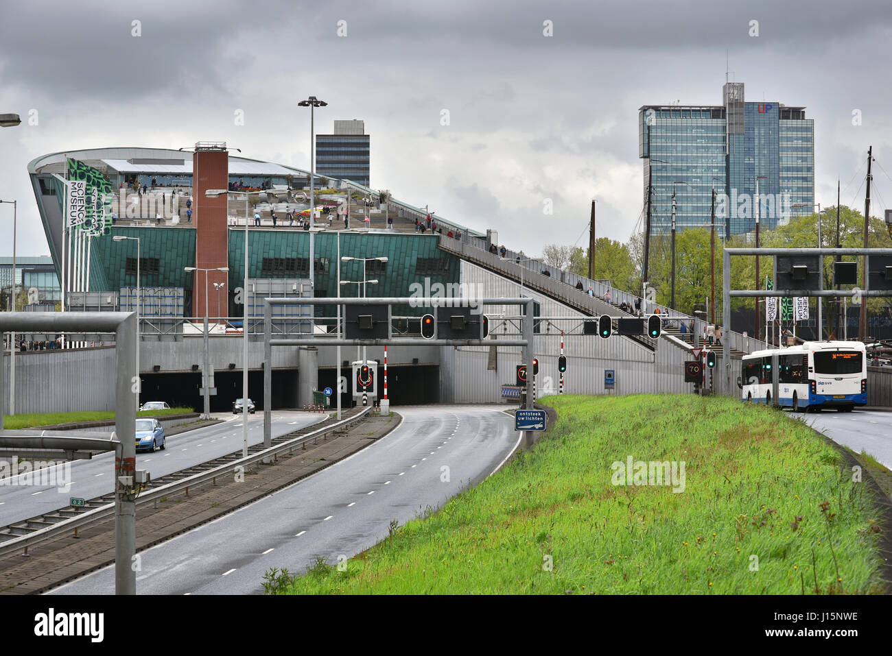 Voir d'IJ-tunnel et Nemo à Amsterdam Banque D'Images