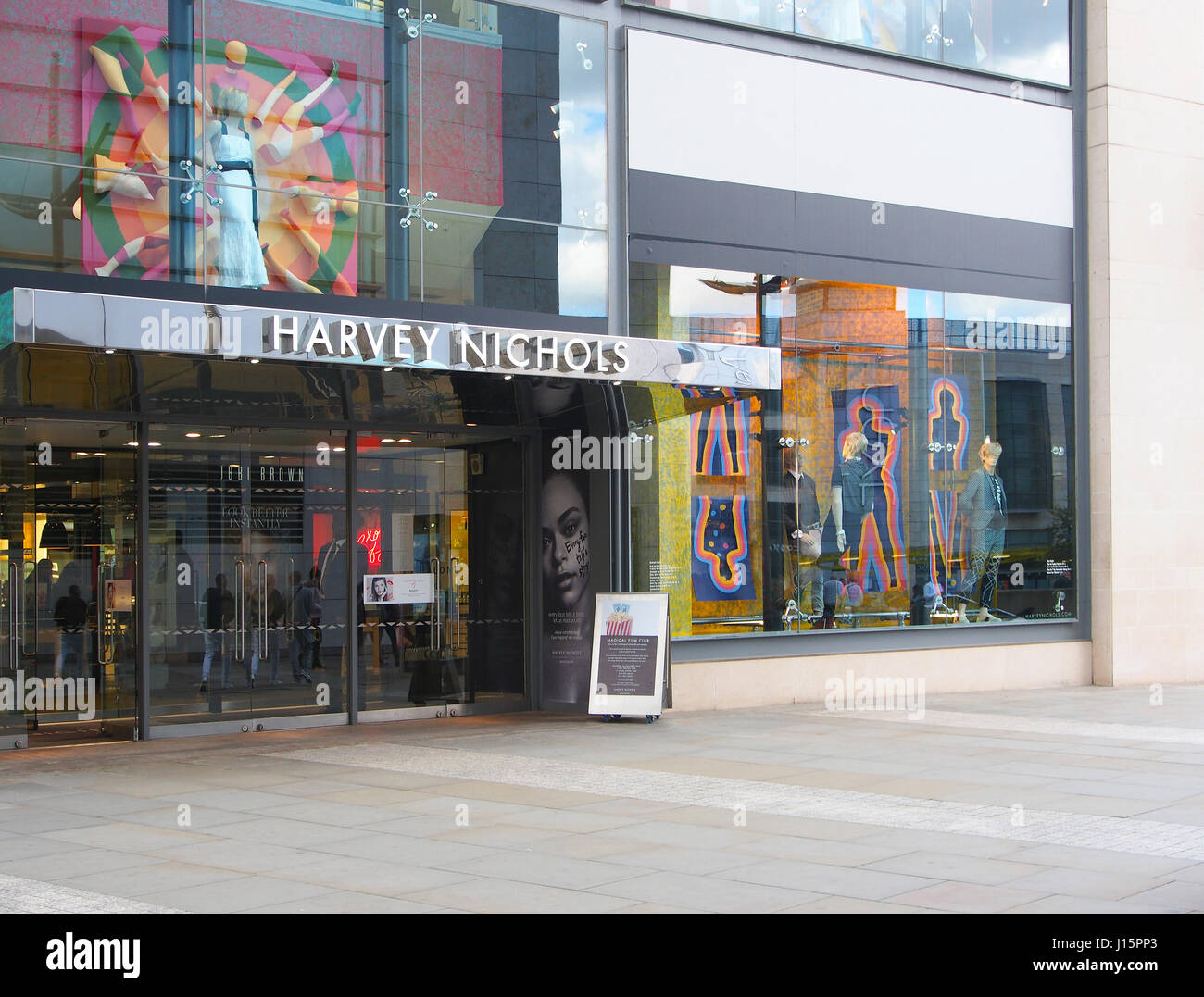 L'extérieur de la boutique de # magasin Harvey Nichols dans le centre-ville centre de Manchester, Angleterre, RU, montrant le coloré s'affiche. Banque D'Images